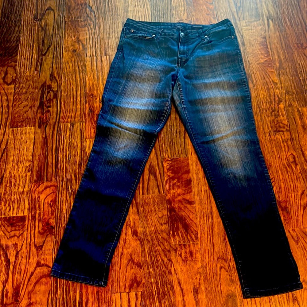 Skinny dark wash jeans without distressing.  Size 32 inseam 30.  Barely worn.